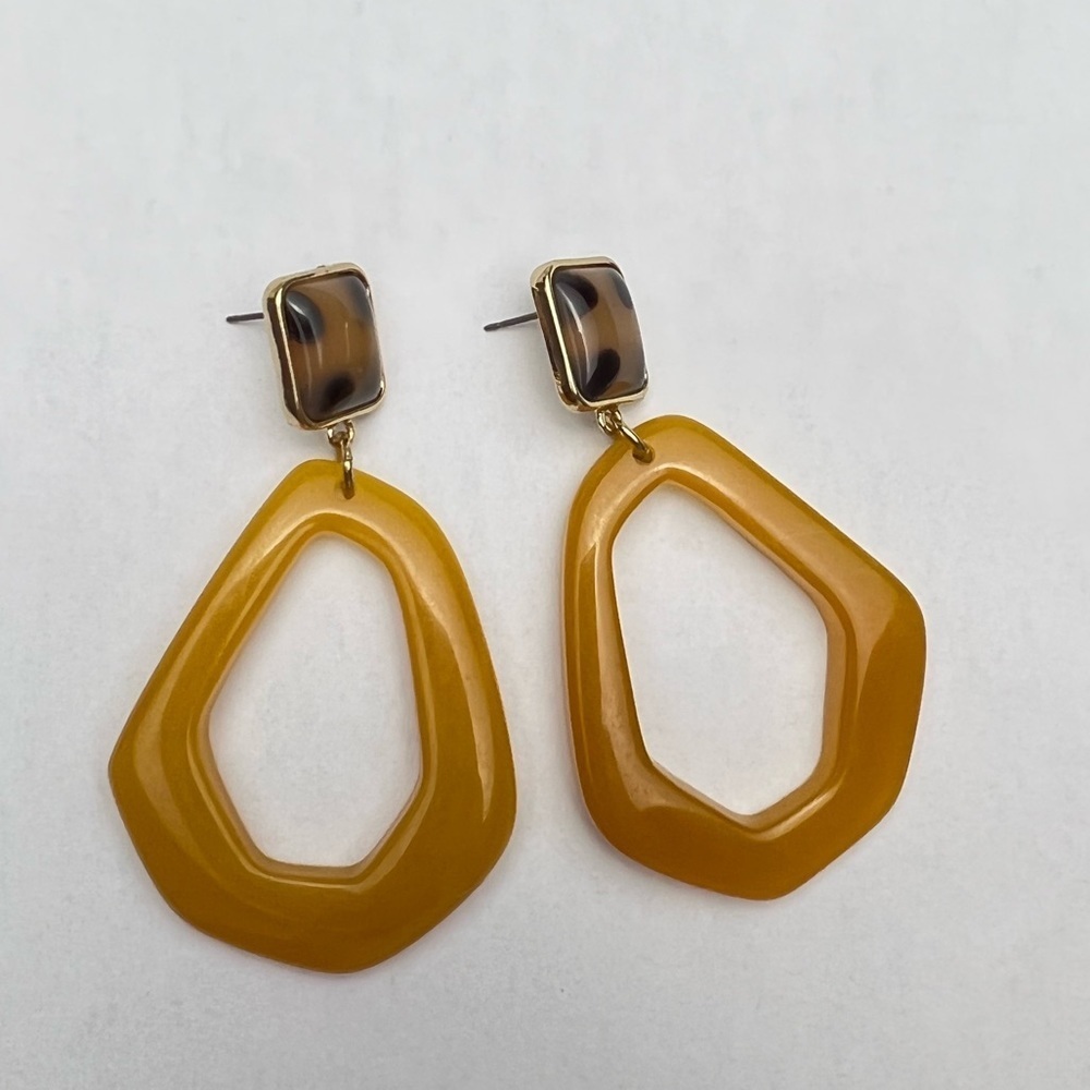 Loop mable yellow  earrings with leopard top
